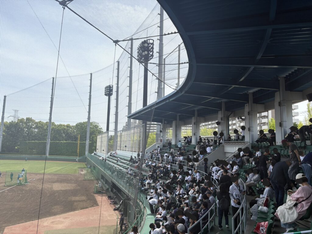 江戸川区球場のスタンドの様子