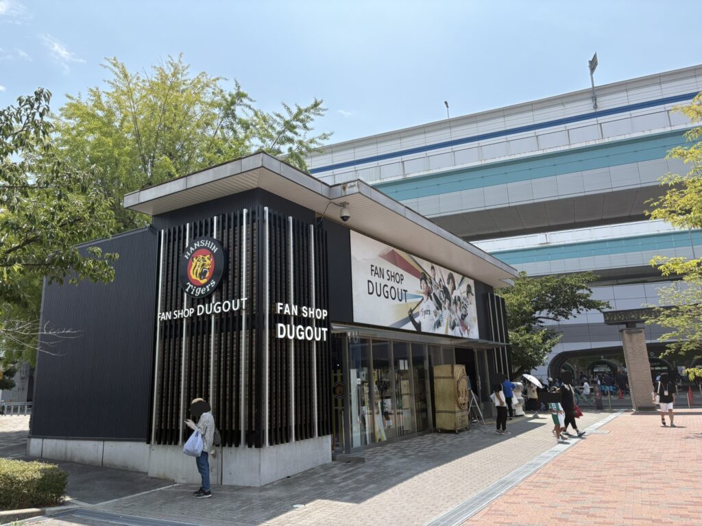 駅前広場のショップ