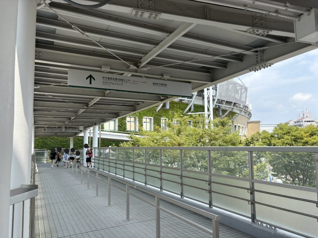 甲子園プラスと甲子園の連絡通路