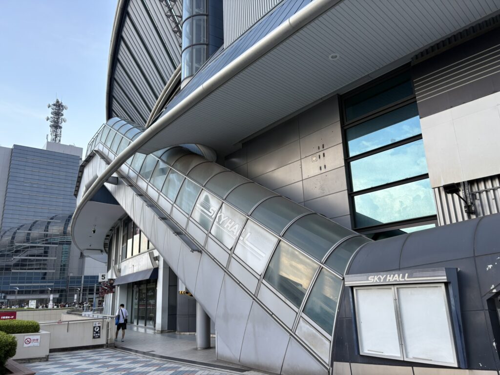 京セラスカイホールへの入口