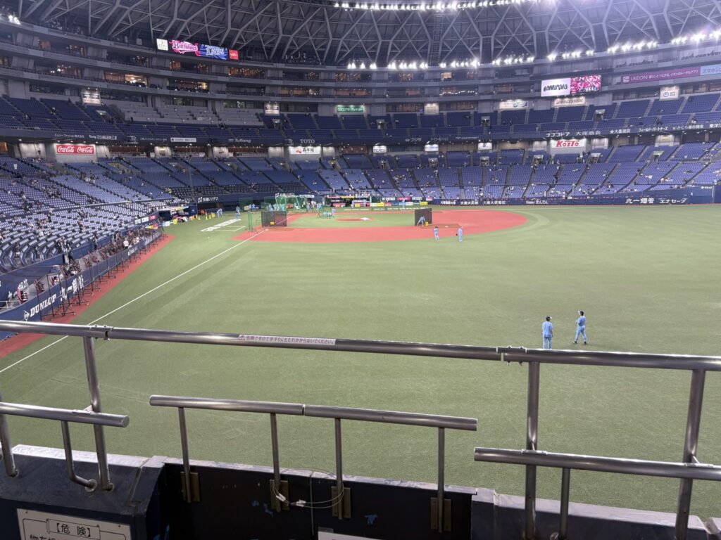 京セラ外野の最前列