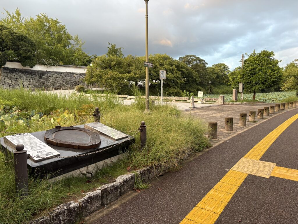 平和台球場の記念碑の様子