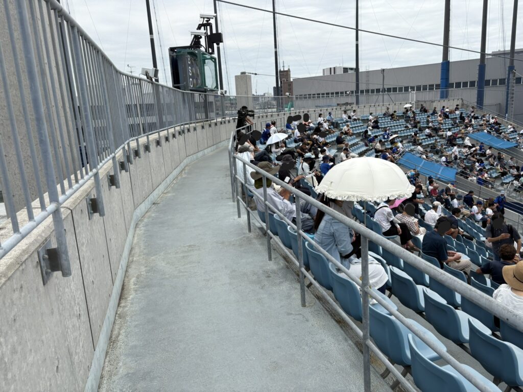 ナゴヤ球場の座席後ろ