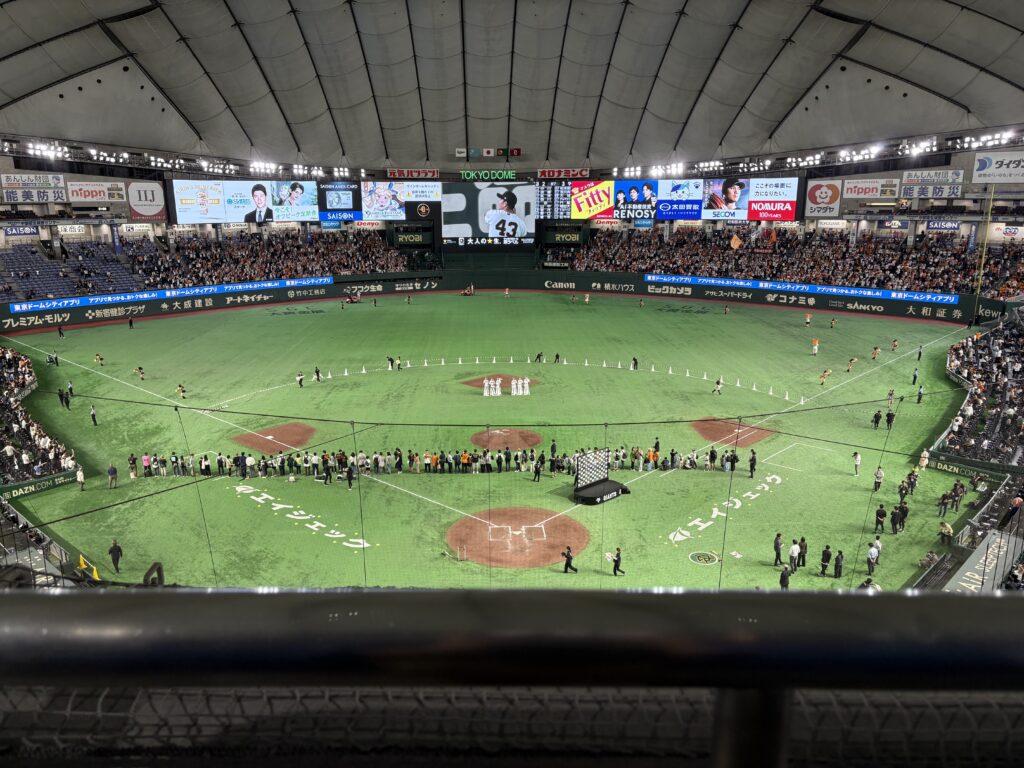 バックネット裏上段最前列