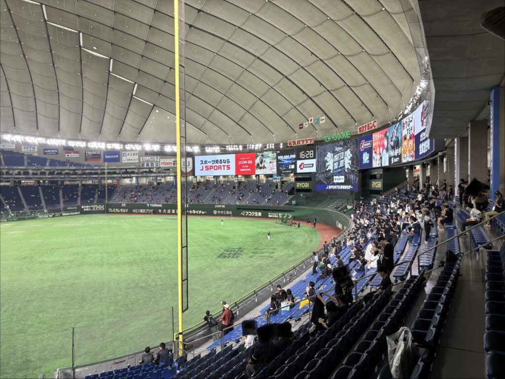 東京ドームポール際の雰囲気