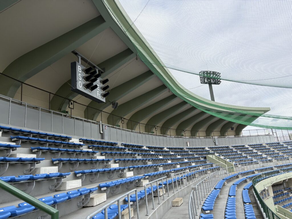 えイジェックスタジアム上段席の後方
