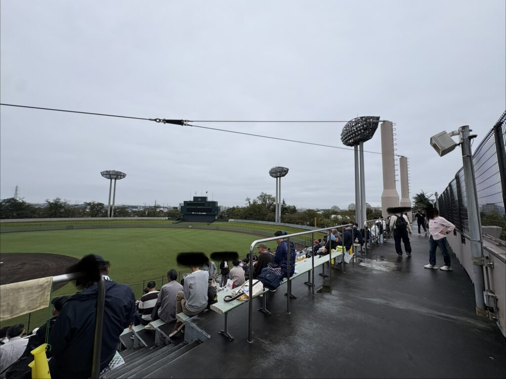 保土ヶ谷球場の外野より