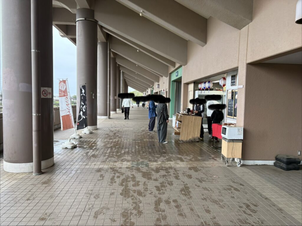 保土ヶ谷球場のコンコース