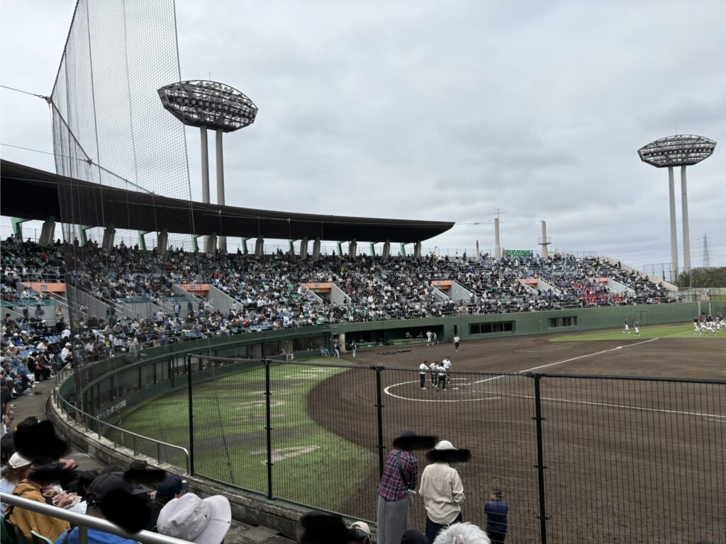 保土ヶ谷球場の内野席から